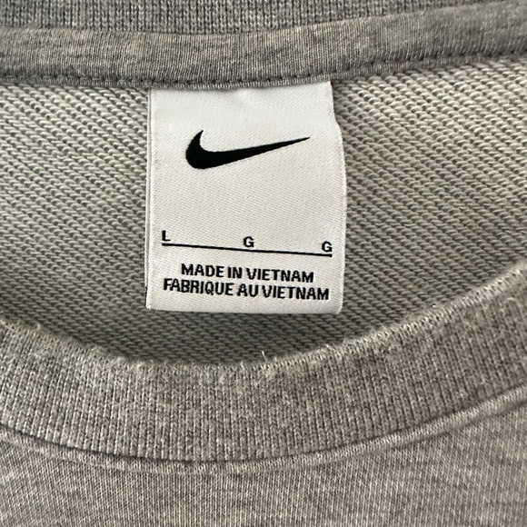 Nike tiger woods Crewneck Gray Sweater with Tiger Graphic - Picture 2 of 3